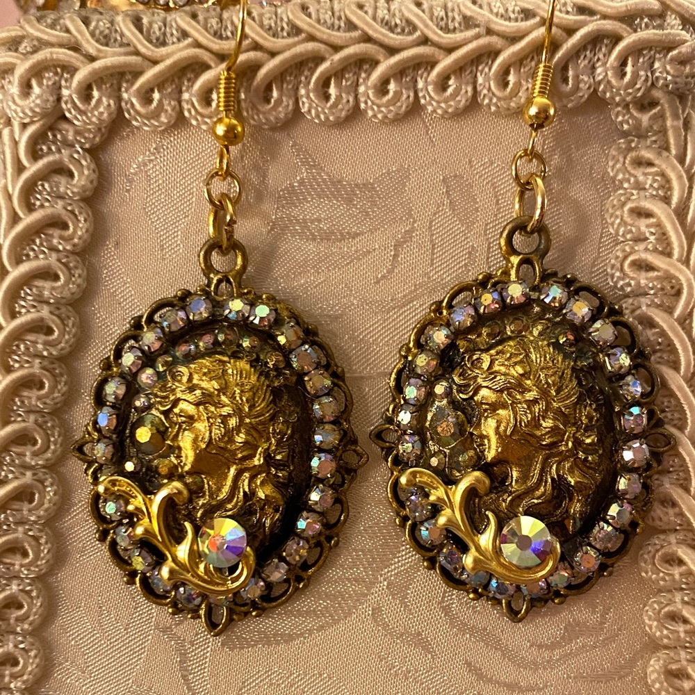 Cameo golden earrings